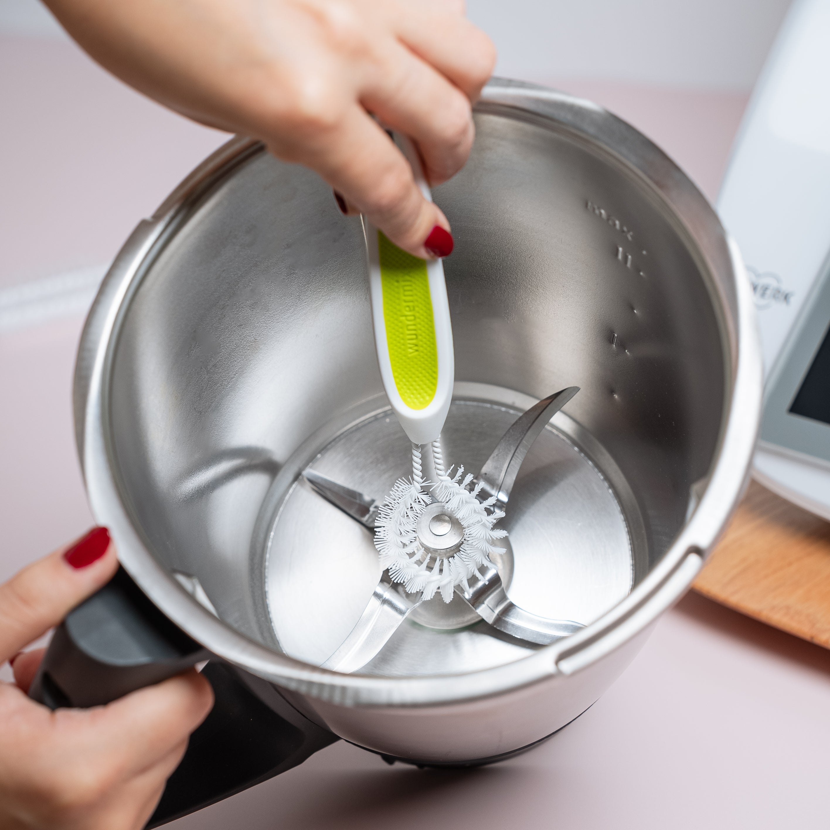 WunderBrush® Omega | Reinigungsbürste für Thermomix-Gehäuse